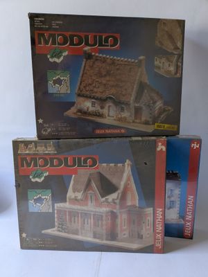 trois maquettes de maison en boîte et une maquette de maison