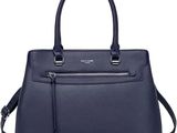 un sac à main en cuir bleu pour femme sur fond blanc