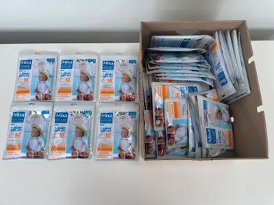 un tube de dentifrice posé sur une table à côté d'un autre tube de dentifrice