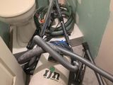 une photo d'une salle de bains avec des toilettes et un sèche-cheveux