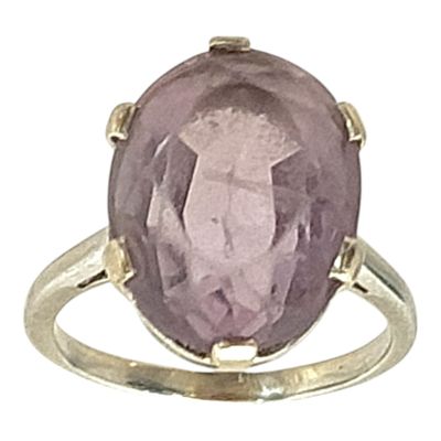 Gros plan sur une bague ornée d'une pierre violette