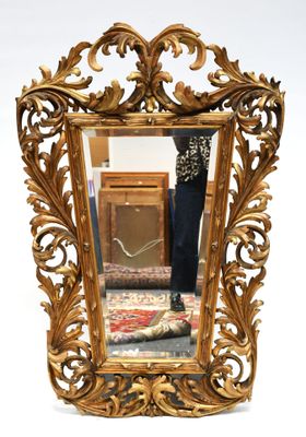 un miroir posé par terre devant une armoire
