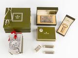 une image représentant une boîte contenant une montre et d'autres objets
