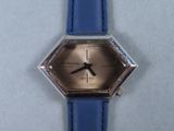 une montre bleue avec un cadran argenté et un bracelet bleu