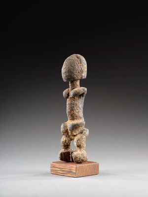 une image représentant une sculpture d'un homme portant un chapeau sur la tête