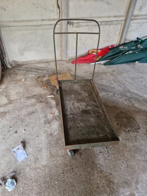 un chariot posé par terre dans le garage