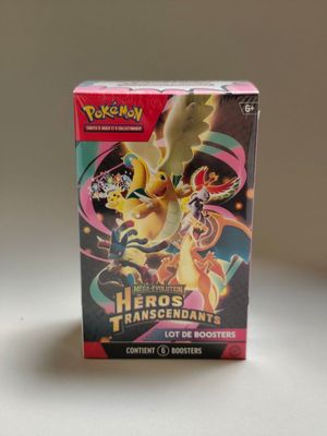un gros plan sur une boîte de cartes à collectionner Pokémon posée sur une table