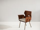 La chaise est en bois et son assise est en tissu.