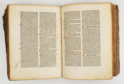 un livre ouvert sur lequel figurent plusieurs lettres