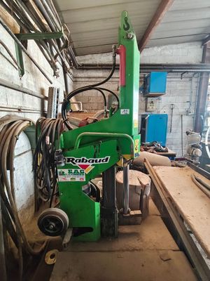 une machine verte qui se trouve dans un garage