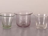 trois verres de couleurs différentes posés sur une table