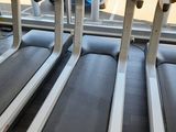 trois marches d'affilée dans une salle de sport