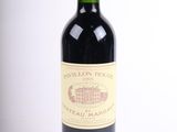 une bouteille de vin posée sur une table
