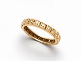 une bague en or jaune avec des diamants sur fond blanc