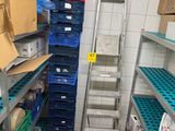 une échelle au milieu d'une pièce, sur laquelle sont posées de nombreuses boîtes
