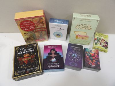 un grand nombre de livres posés sur une table