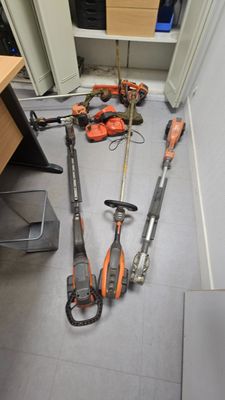 un grand nombre d'outils posés sur le sol