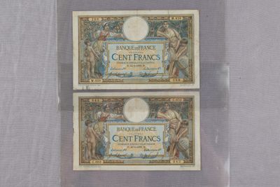 deux types de monnaie exposés dans une vitrine transparente