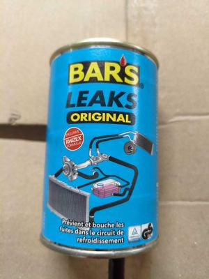 un gros plan sur une canette de « Bar's Leak Original »
