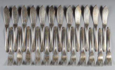 beaucoup de fourchettes et de cuillères sur la table