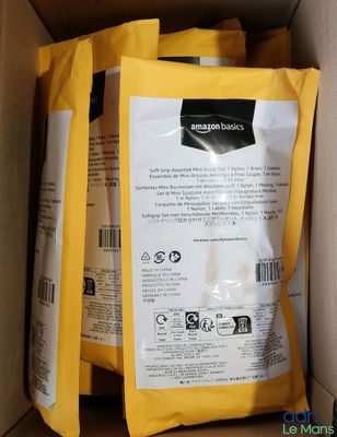 une boîte ouverte contenant deux sachets de nourriture
