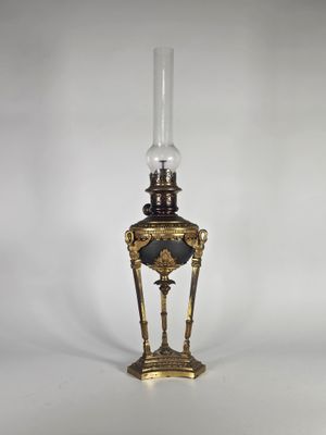 un bougeoir ancien en laiton et en verre sur fond blanc