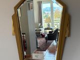 un miroir accroché au mur d'un salon