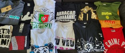 de nombreux t-shirts étalés sur un canapé noir