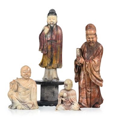trois figurines chinoises sculptées représentant des hommes et des femmes assis sur un socle