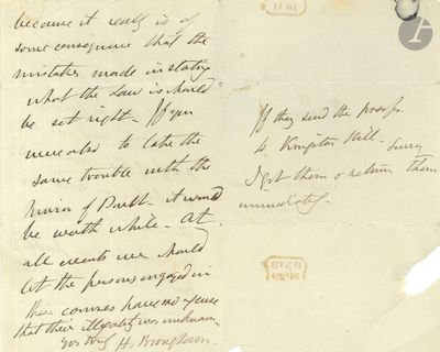 une vieille lettre manuscrite sur laquelle figure la photo d'un homme