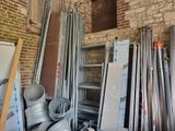 de nombreux objets métalliques empilés dans une pièce