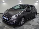la voiture grise est garée sur un sol en damier dans le garage