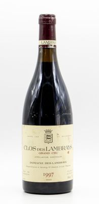 une bouteille de vin posée sur une table