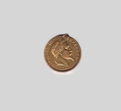 gros plan d'une pièce d'or avec un visage dessus
