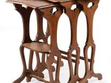 trois tables en bois sont empilées les unes sur les autres sur une surface blanche