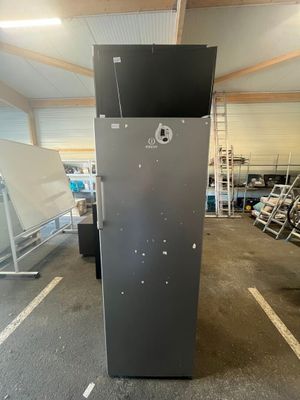 une photo d'un réfrigérateur en métal dans un garage