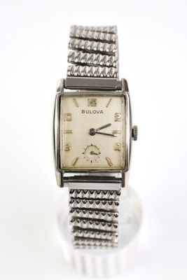 une photo d'une montre Bulova exposée sur une surface blanche