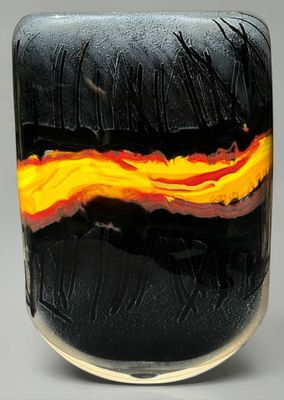 un vase en verre orné d'un motif noir et jaune