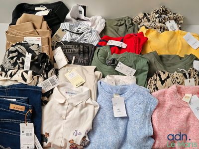 un tas de vêtements posés sur une table