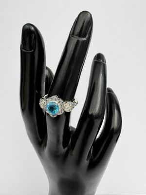 une image représentant une main avec une bague au doigt