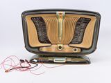 an old fashioned radio that is sitting on a stand