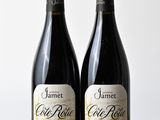 deux bouteilles de vin posées sur une table en bois