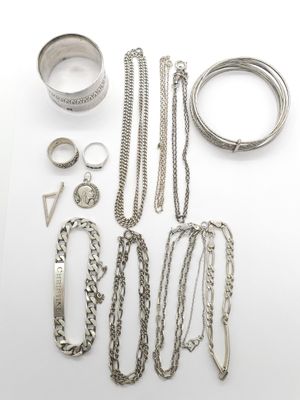 un assortiment de bijoux en argent comprenant une bague, un bracelet, une bague et d'autres articles