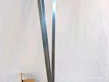deux outils posés sur une table blanche