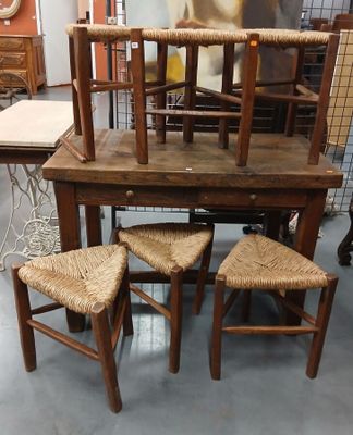 quatre chaises et une table dans une pièce