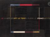 une image représentant un tableau représentant un carré noir orné d'une bande rouge