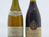 deux bouteilles de vin posées l'une à côté de l'autre sur une table