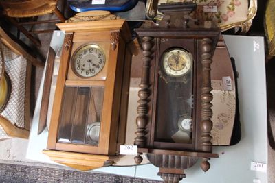 il y a de nombreuses horloges différentes sur la table dans cette pièce