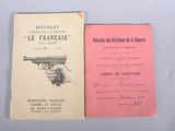 deux livres posés sur une table, avec une main tenant un pistolet et une autre main tenant un pistolet