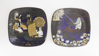 paire d'assiettes décoratives ornées de scènes asiatiques sur fond blanc